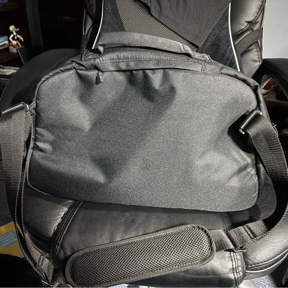 Nike medium Duffle bag Gently used - Picture 5 of 5